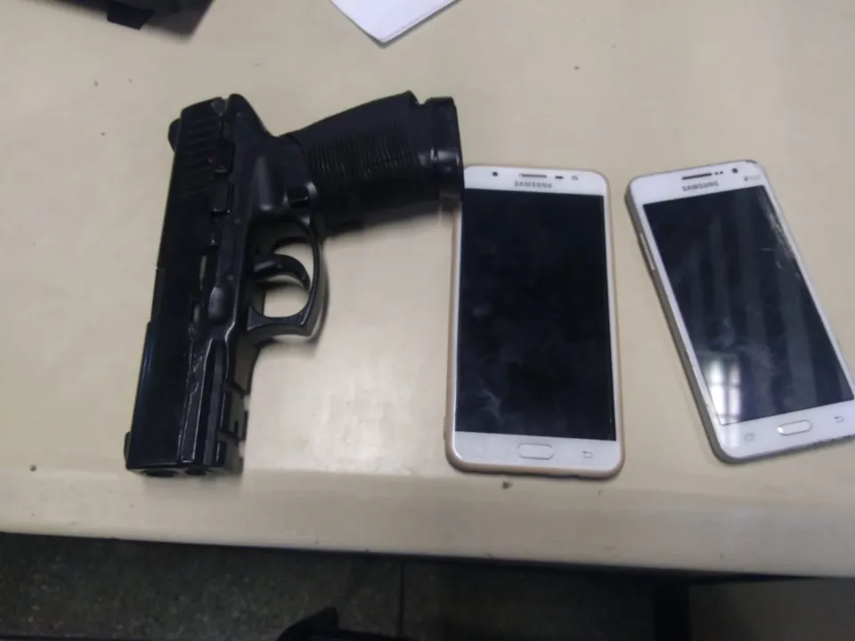 Foi apreendido com o Adolescente dois celulares roubados e um simulacro de pistola