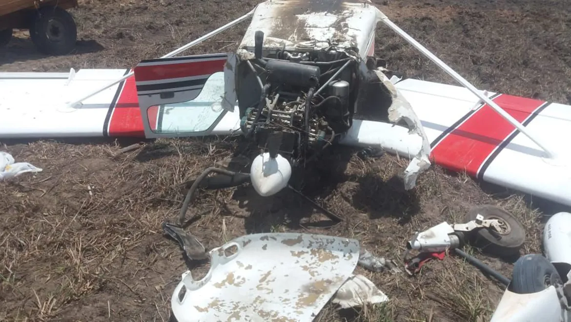 Avião de pequeno porte ficou destruído após pouso de emergência