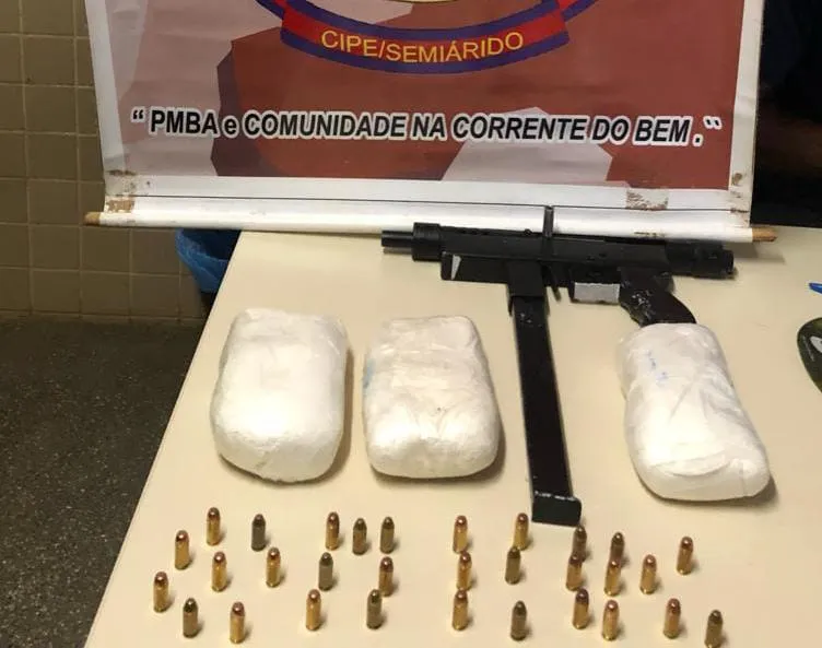 Drogas, munições e metralhadora foram encontradas nas bagagens dos suspeitos