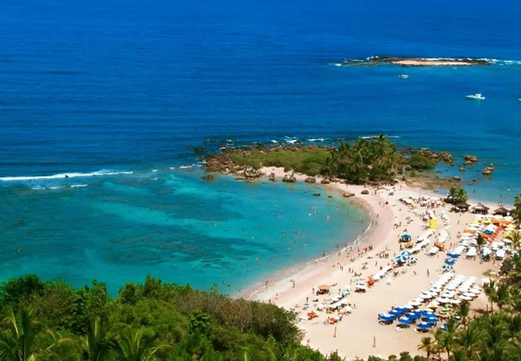 Novo equipamento de limpeza promove um tratamento profundo nas areias nas praias de Morro