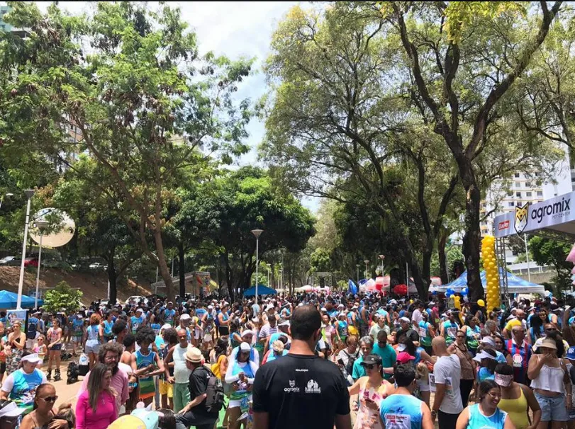 Evento reúne centenas de cachorros e seus donos na praça central da avenida Centenário