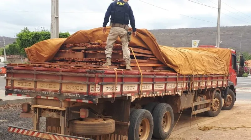 O motorista transportava a madeira, da espécie maçaranduba, até o município de Ibitiara