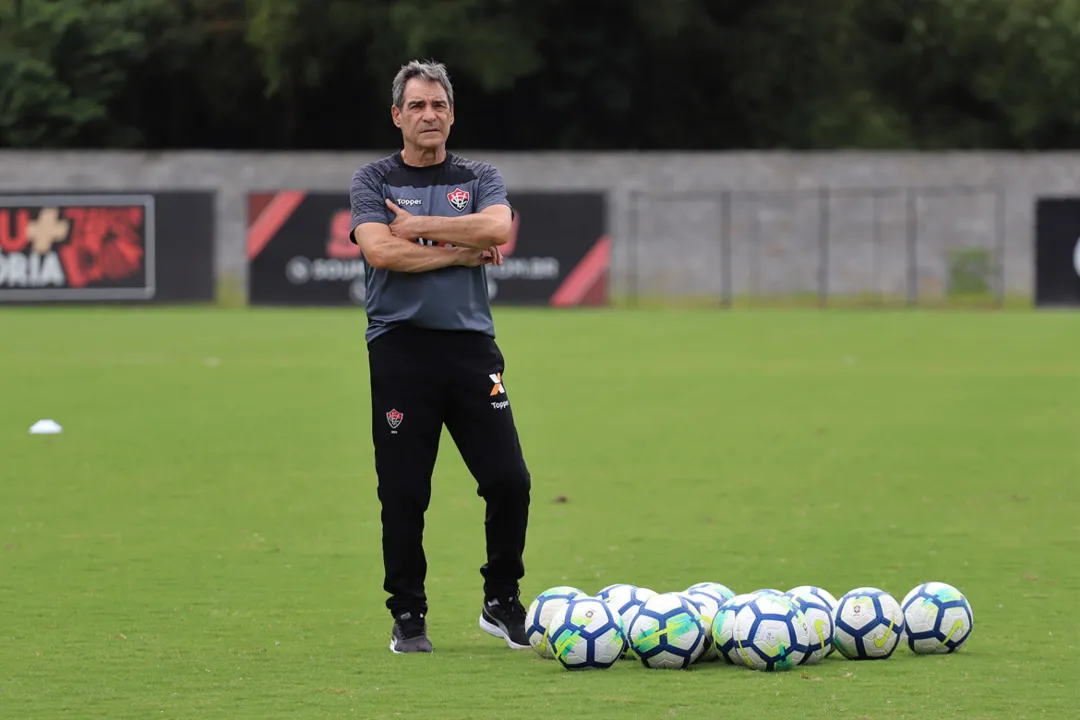 O técnico Carpegiani quer triunfo contra o lanterna para respirar na elite