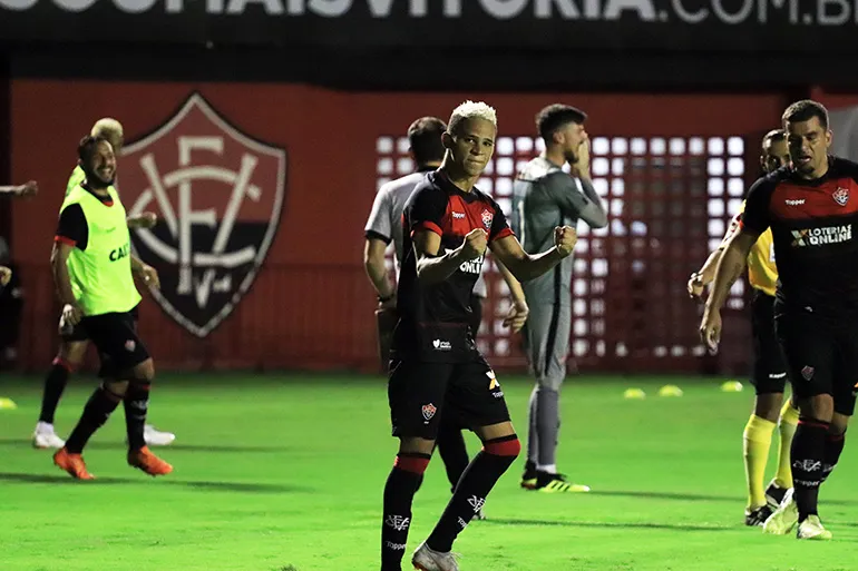 A partida entre Vitória e Santos acontece nesta sexta, 5, às 21h30