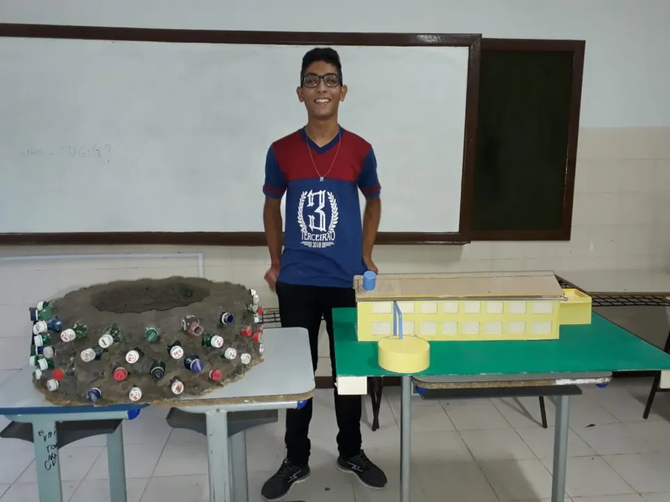 Sandro Lúcio concorreu com o projeto “Captação e uso da água da chuva no ambiente escolar através de caixa feita a partir de garrafas pet e cimento ecológico cinza da fibra do coco”