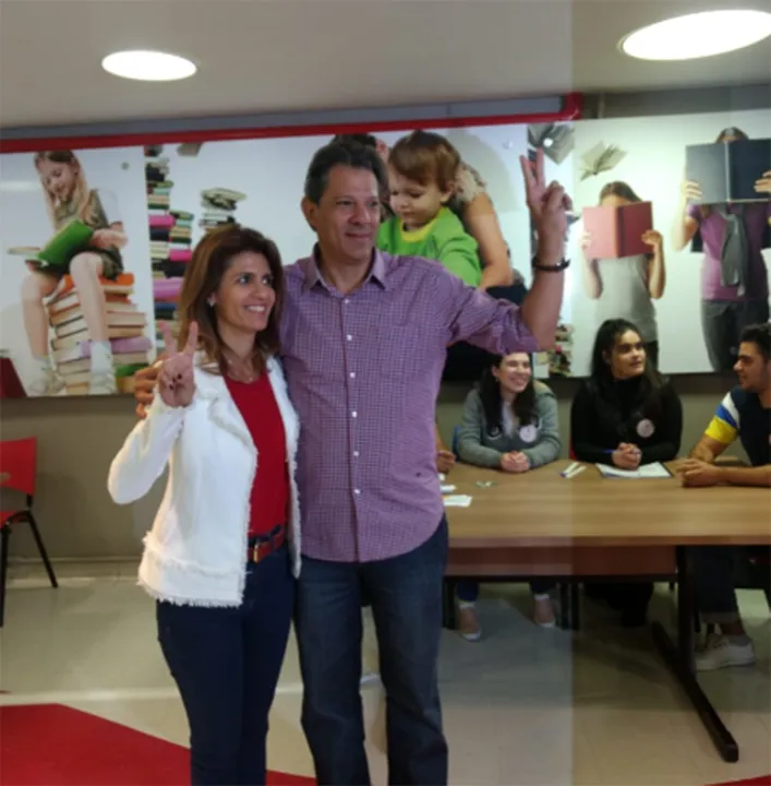 Presidenciável votou acompanhado pela esposa Ana Estela