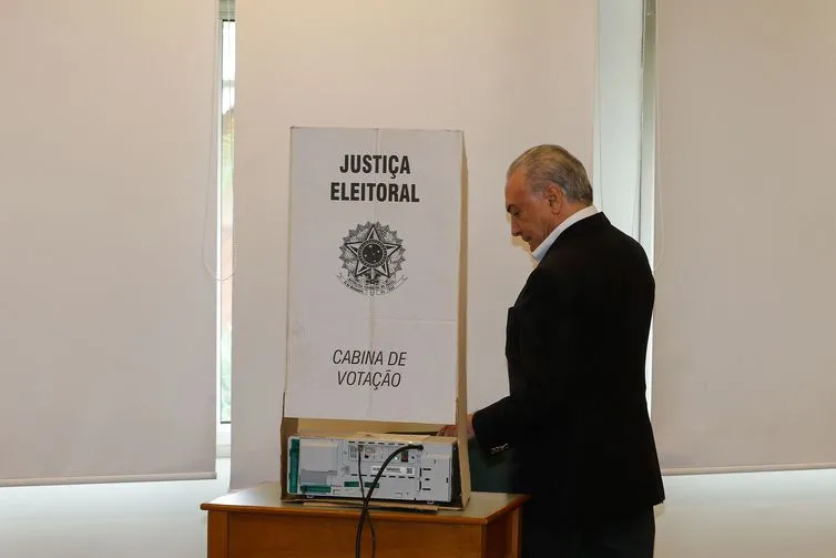 Temer falou com a imprensa ao sair do colégio Santa Cruz, na zona Oeste da capital paulista, onde chegou para votar às 8h07