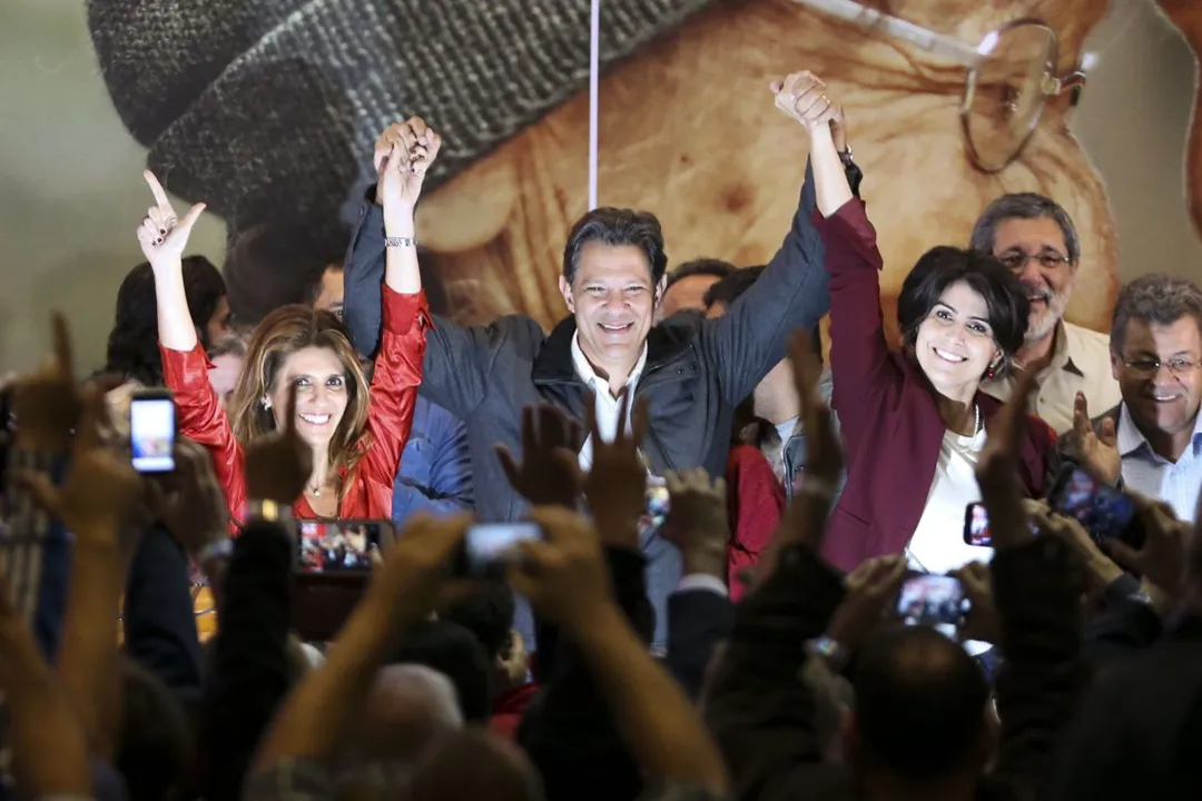 Haddad festejou a ida ao 2º turno ao lado da vice Manuela D'Avila e da esposa