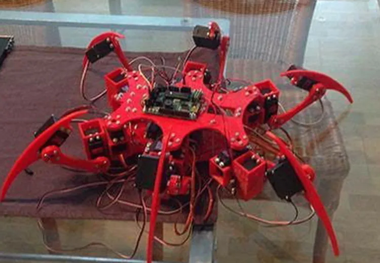 O Spider-Tech ou aranha tecnológica imita o comportamento do aracnídeo e é capaz de representar os seus meios de defesa