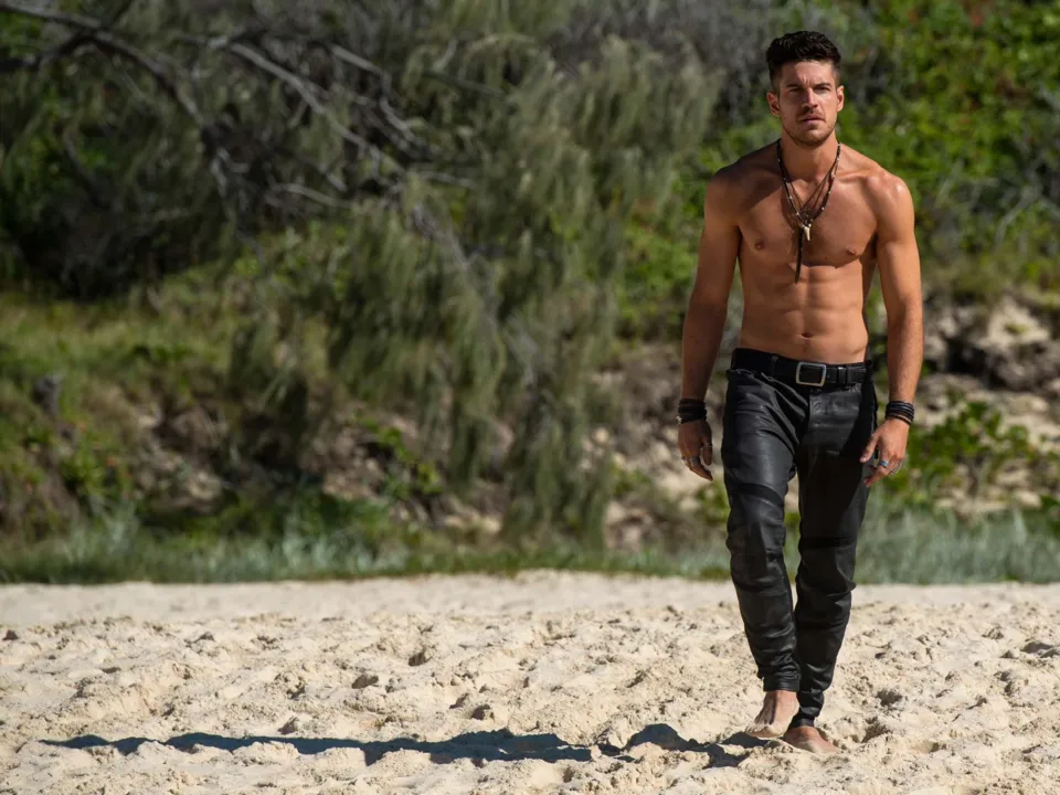 Marco Pigossi é um motoqueiro sexy no primeiro trailer da série australiana da Netflix