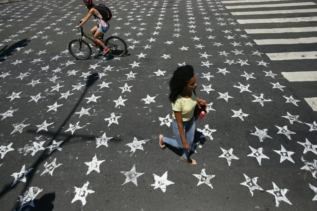 Asfalto foi pintado com a estrela e o número do PT