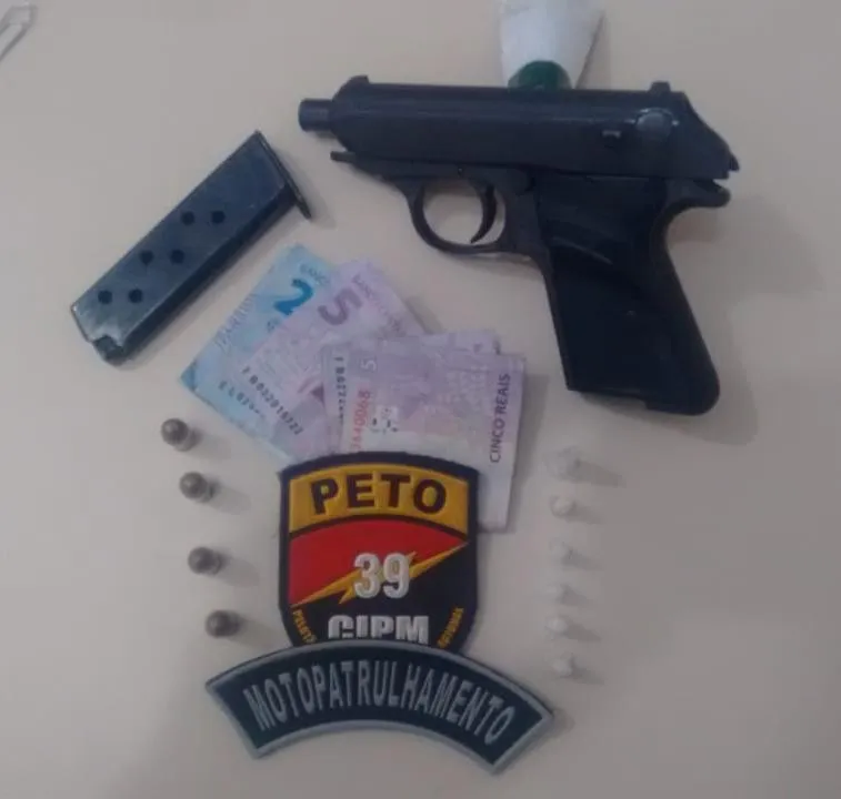 Pistola alemã, munições, carregador e drogas estavam com o suspeito