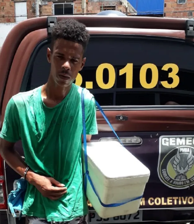 Suspeito se passou por vendedor dentro do ônibus para cometer os roubos