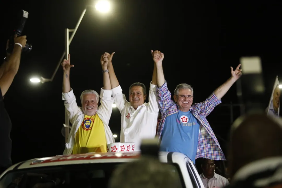 Rui Costa, ao lado de Jaques Wagner e Angelo Coronel