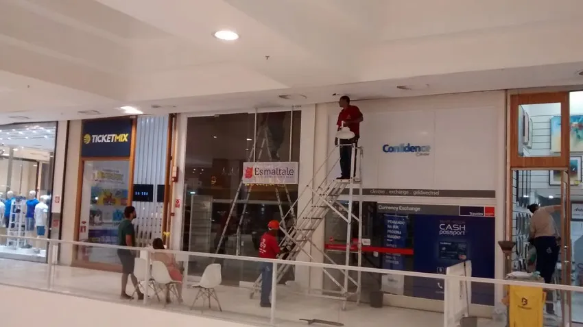 Tudo foi registrado por funcionários que se mostraram inconformados com água que estava caindo do teto