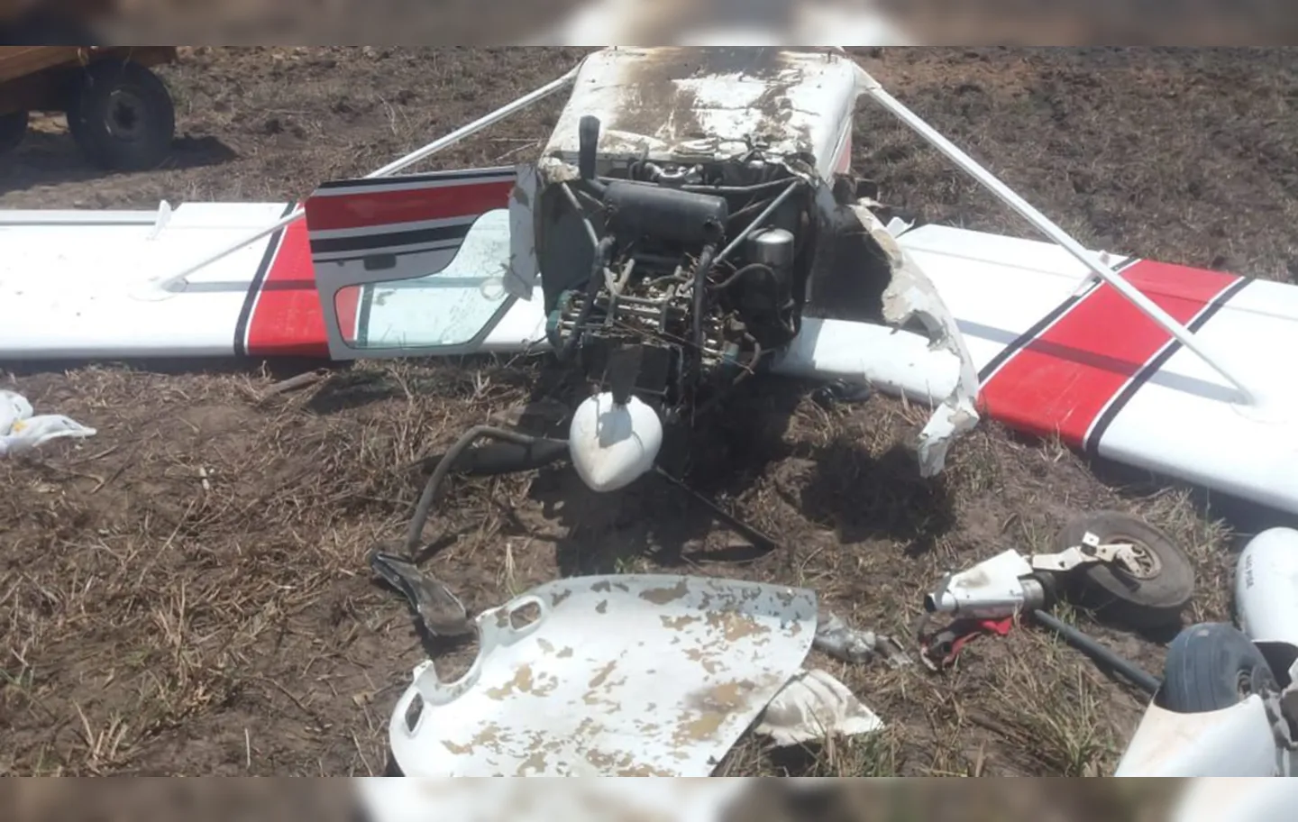 Avião de pequeno porte ficou destruído após pouso de emergência