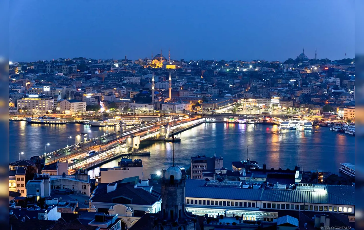 Vista noturna de Istambul