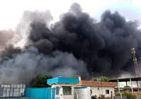 Incêndio de grandes proporções atinge depósito de recicláveis em Feira