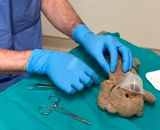 Médico 'opera' ursinho para agradar paciente de 8 anos e imagem viraliza