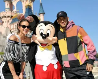 Bruna Marquezine e Neymar Jr. celebram 90 anos do Mickey na Disneyland Paris
