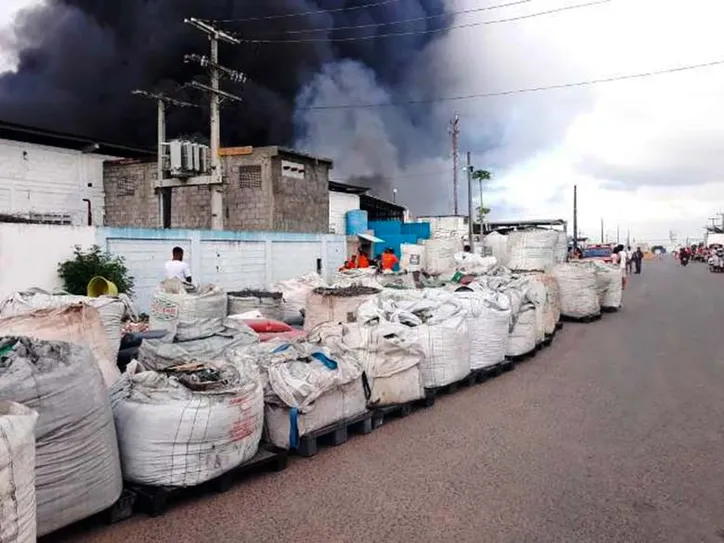 Imagem ilustrativa da imagem Incêndio de grandes proporções atinge depósito de recicláveis em Feira
