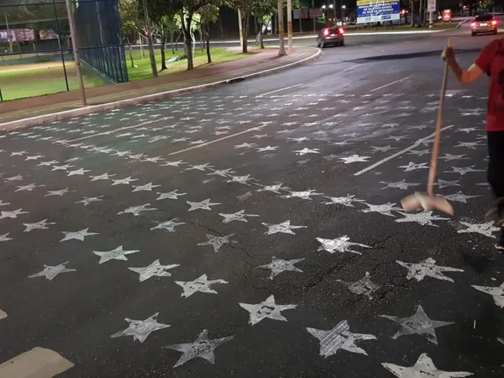 Imagem ilustrativa da imagem PT será acionado pela prefeitura por pintura em asfalto com marca do partido