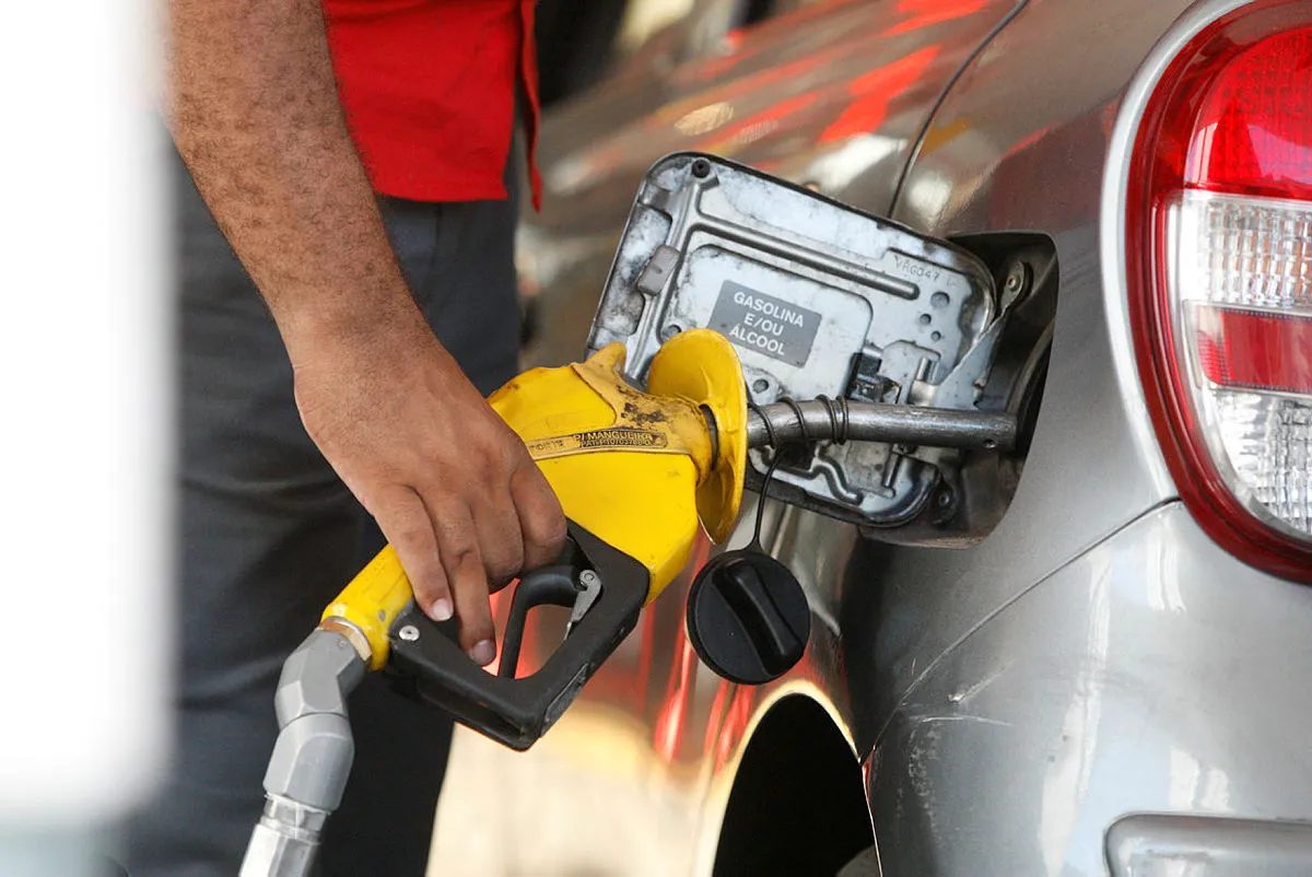 Preço da gasolina nas refinarias passa a ser R$ 1,4337