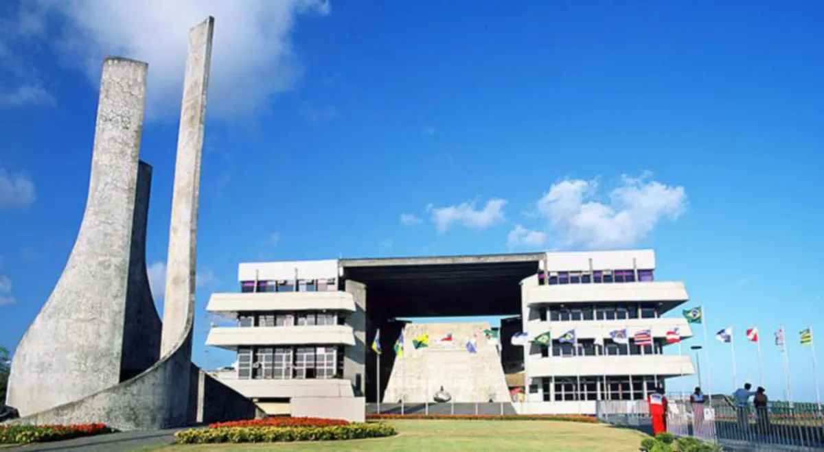 O motivo da sentença foi dado porque os aprovados no concurso público em substituição aos cargos temporários no REDA, não foram chamados