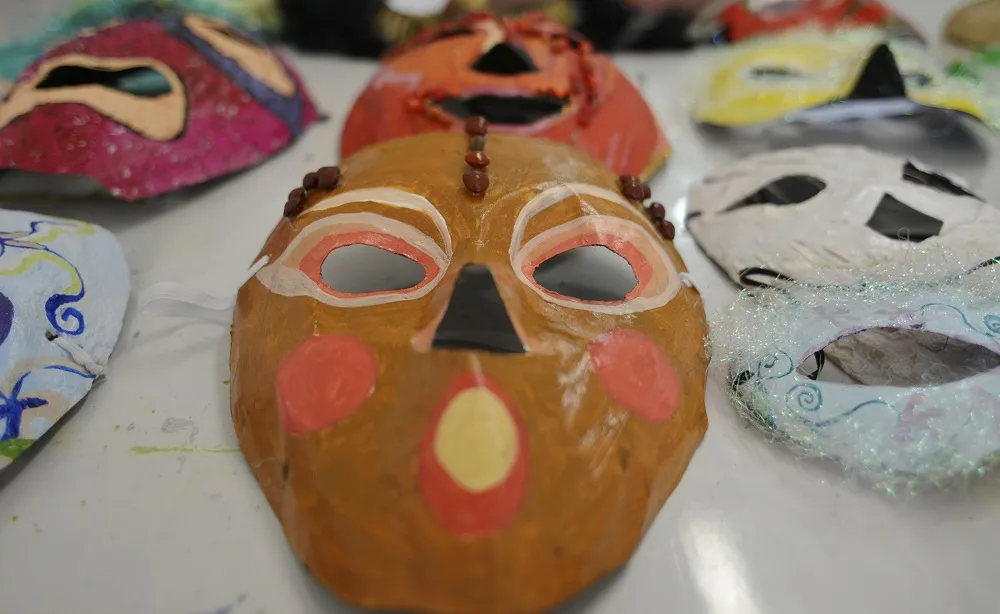 Máscaras produzidas pelos clientes da arteterapeuta Larissa Seixas