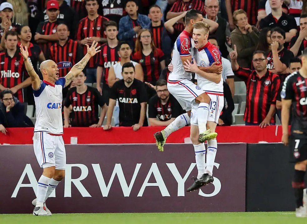 O zagueiro do Tricolor, Douglas Grolli, marcou o gol que levou a partida para as penalidades máximas