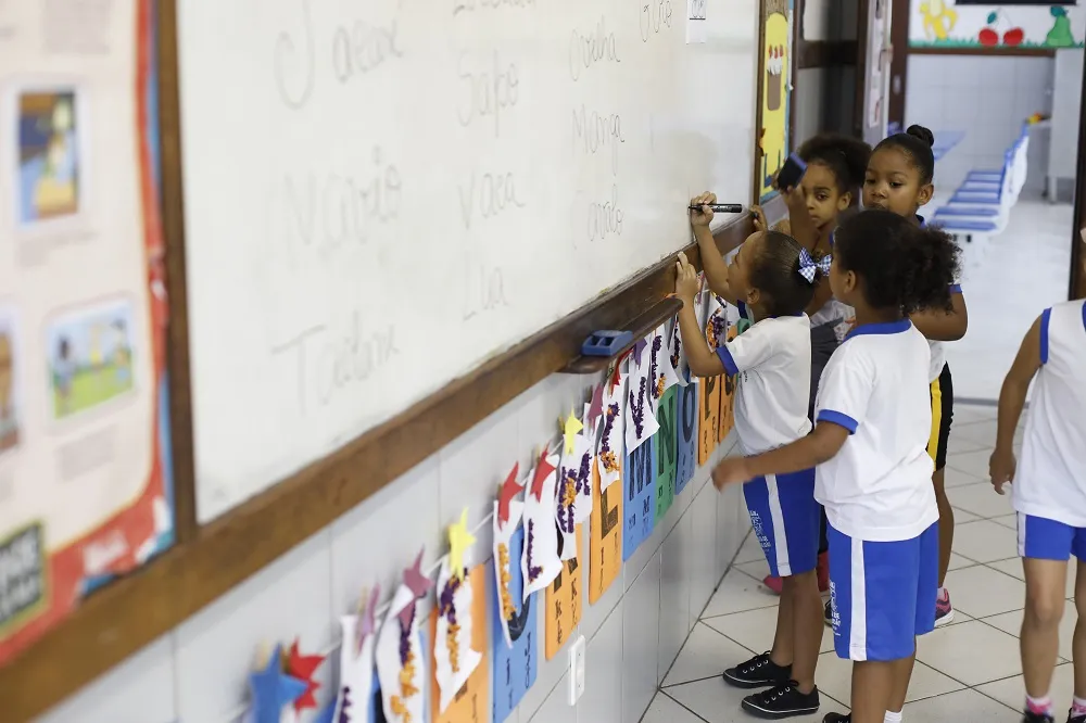 Alunos da Escola Municipal João Francisco dos Santos, em Mata de São João, que alcançou a maior nota: 7,8