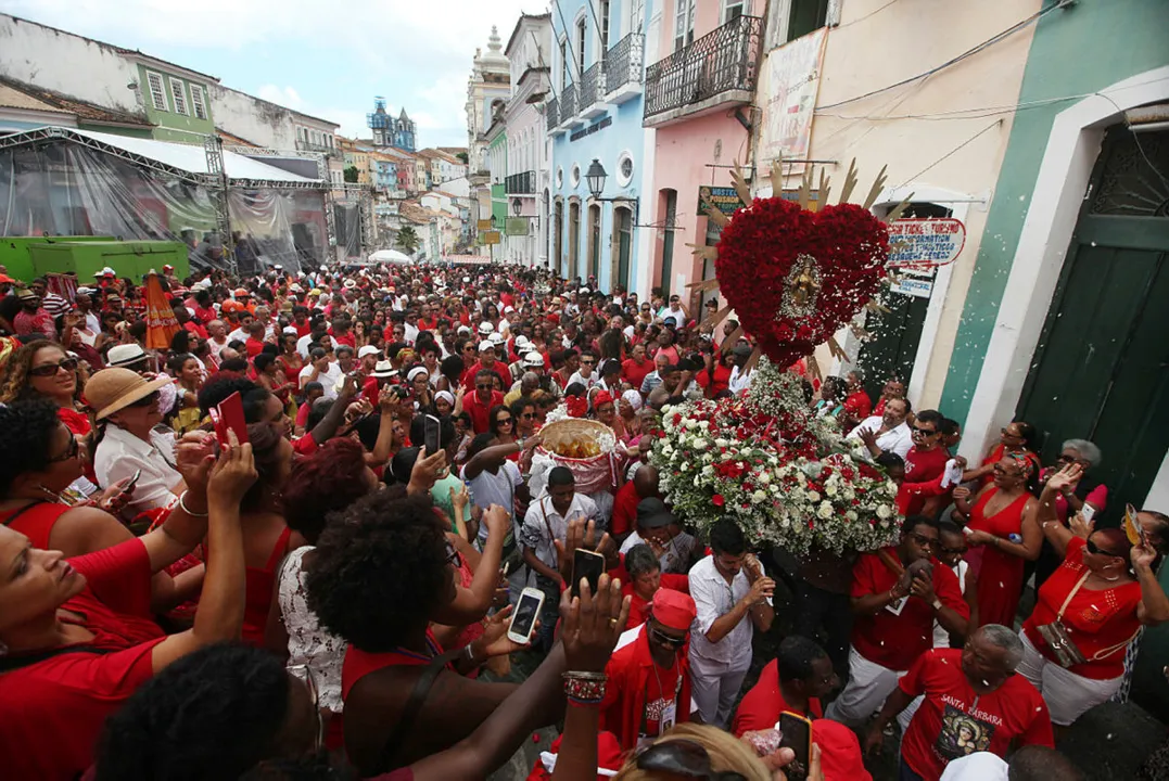 Festa reúne mais de 10 mil fiéis que participam de procissão pelo Centro Histórico de Salvador