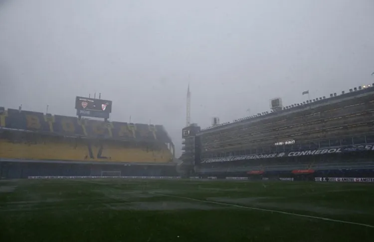 Fortes chuvas atingiram o estádio Bombonera em Buenos Aires e foi o motivo para adiar a primeira partida da final da Copa Libertadores