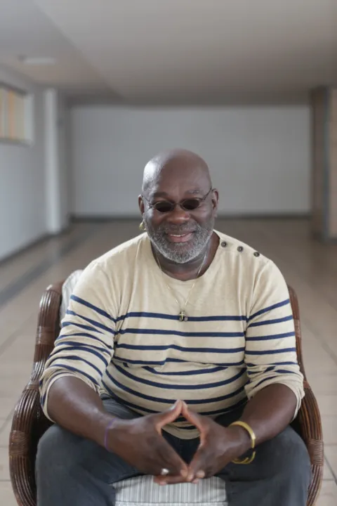 No repertório o artista interpretará canções do homenageado Luiz Melodia, com o “Juventude Transviada”, “Surra de Chicote”, “Ébano”, “Negro Gato”