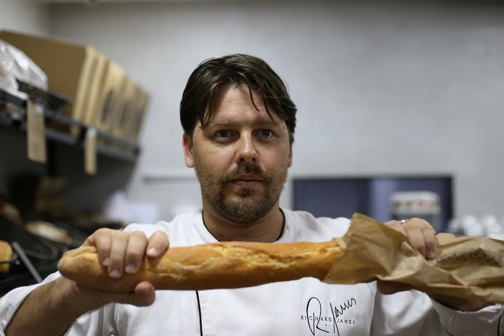 O chef Richard James atende 48 hamburguerias em Salvador