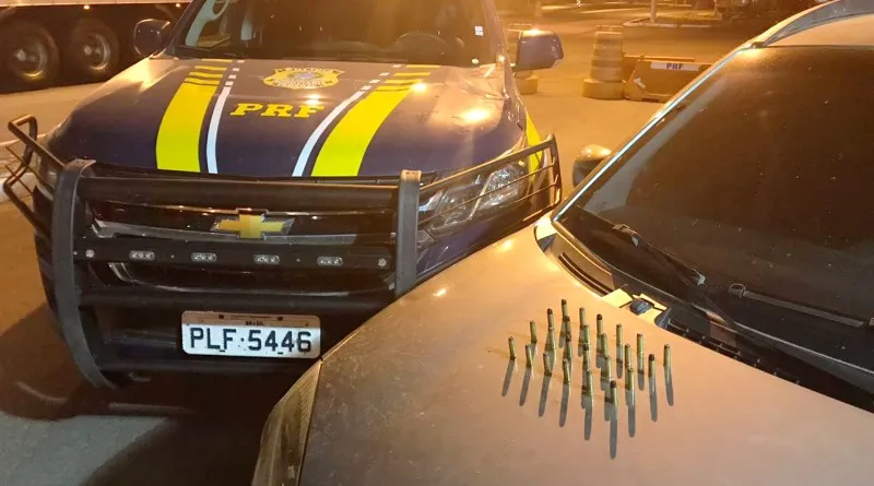 Dentro do Fiat/Uno foram encontradas 24 munições de calibre 38 e a identidade do condutor