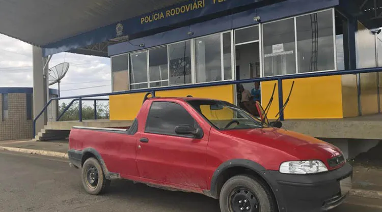 O veículo, que era ocupado por dois indivíduos, apresentava adulteração nos elementos indicadores
