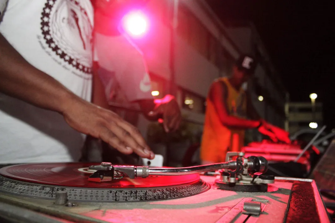 Evento reúne música, dança, grafite e poesia