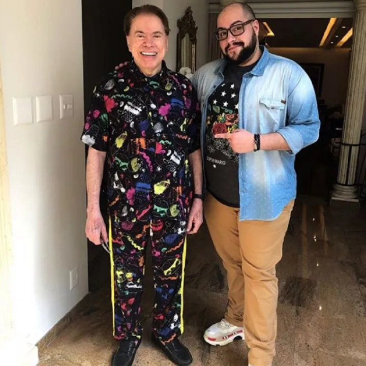 A foto foi tirada após o dono do SBT topar ser modelo da linha de pijamas de Tiago, que é empresário e jornalista