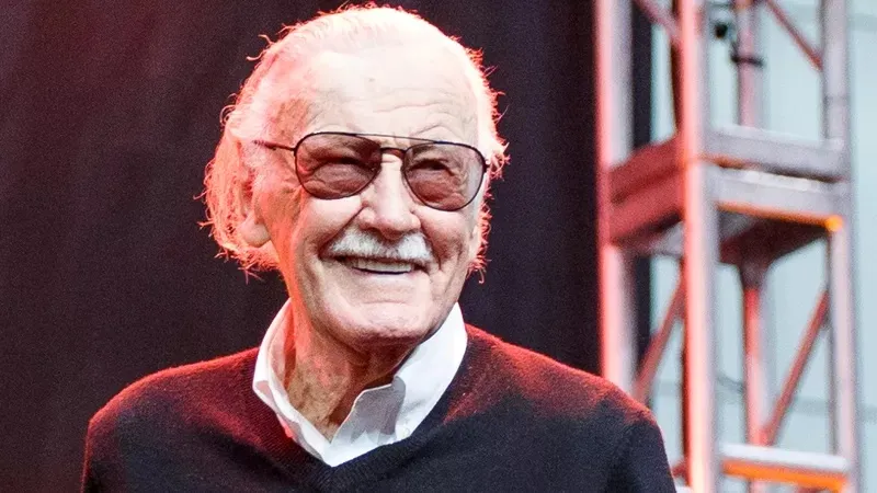 Ao pesquisar o termo "Excelsior!", que costumava utilizar em vida, na ferramenta de busca, o usuário é direcionado a uma página relativa ao universo de Stan Lee