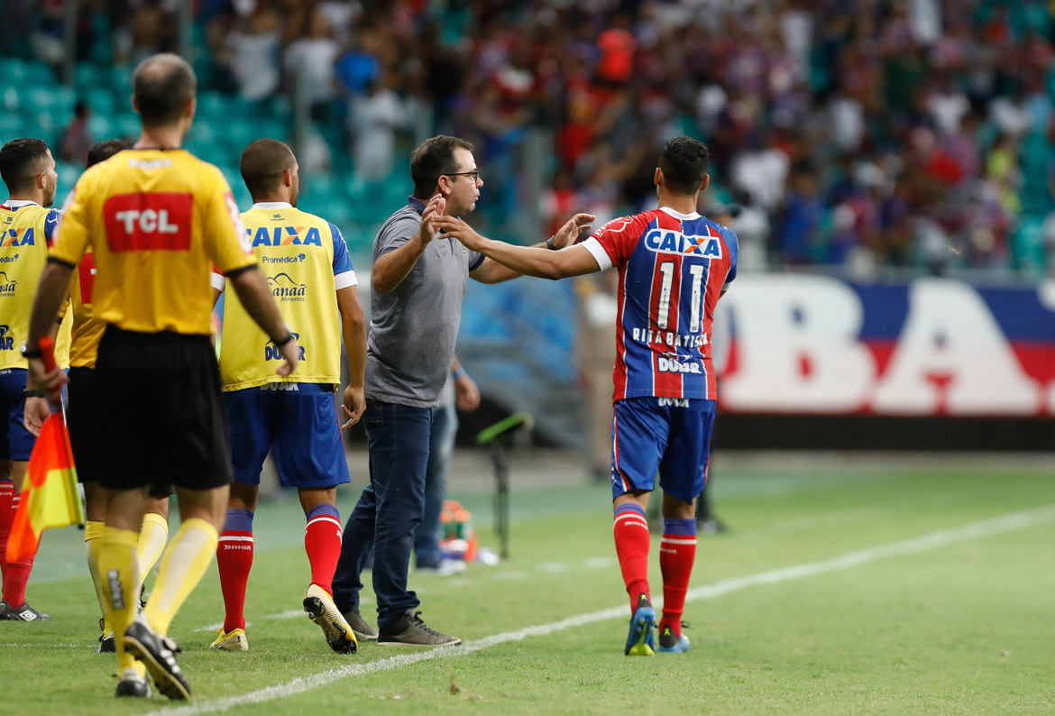 Com golaço no fim, Bahia bate Ceará de virada e mantém sonho da Libertadores