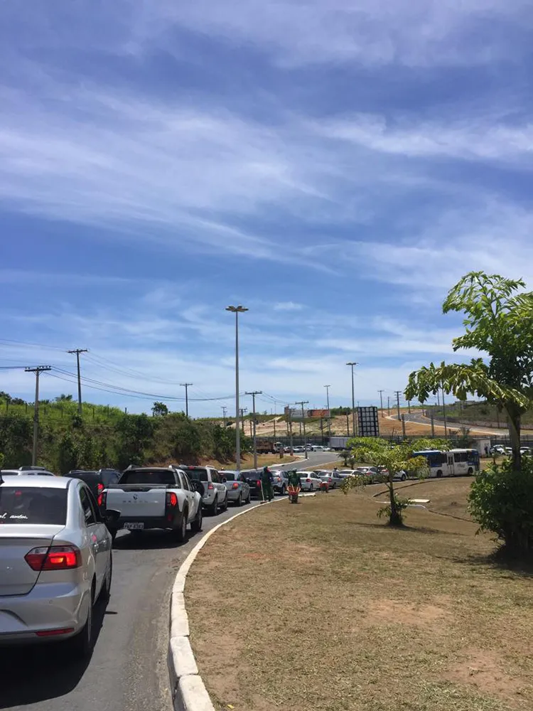 O transito permanece engarrafado na av Dorival Caymmi, no bairro Itapuã, sentido São Cristóvão