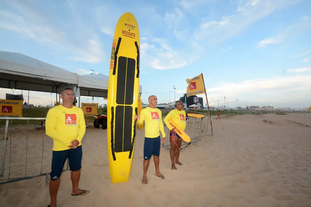 Agentes da Salvamar atenderam vítimas na orla da Boca do Rio, onde acontece no Festival