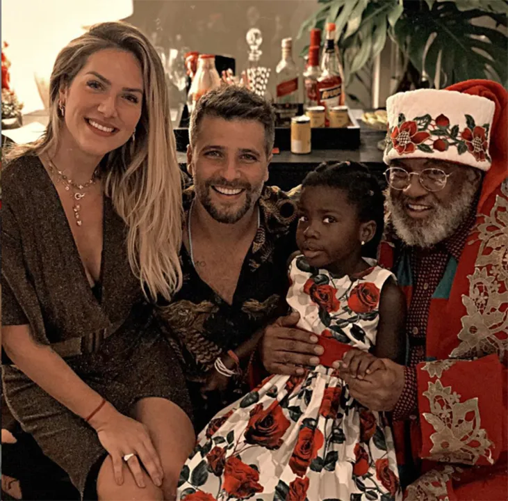 Imagem da família com o Papai Noel foi publicada nas redes sociais dos atores