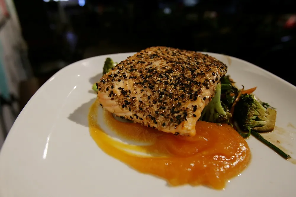 o Buddha Sesame Seed Salmon, salmão grelhado envolto por gergelim, sai por R$ 42