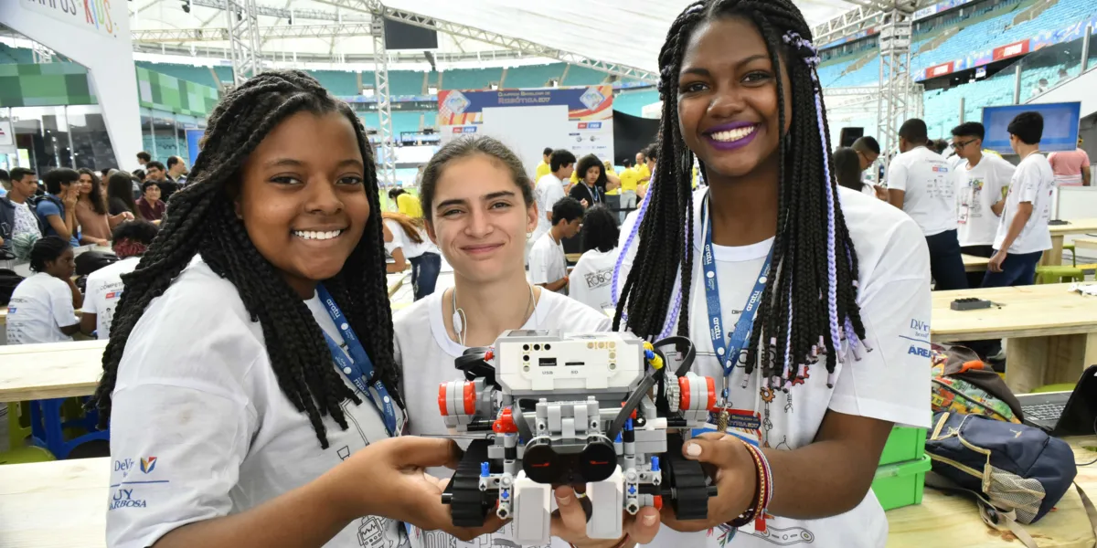 As alunas Bruna, Isabella e Vitória participam do Campeonato de robótica