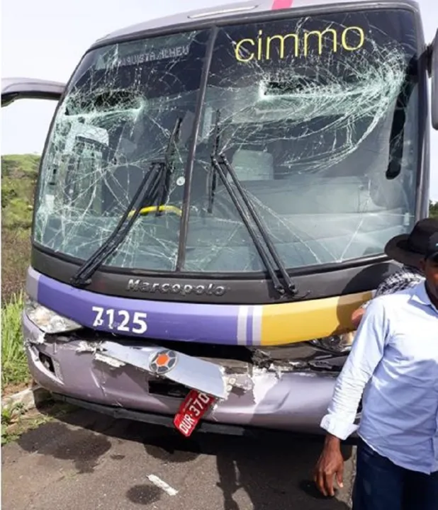 A frente do ônibus ficou destruída pelo impacto