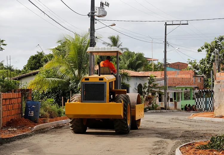 Além da pavimentação, algumas vias públicas estão sendo estruturadas com obras de drenagens para o escoamento das águas pluviais, de meio-fio, de calçada e de encosta