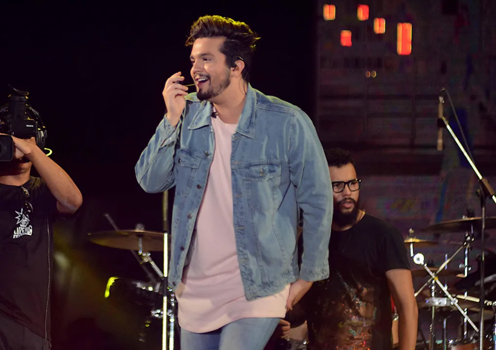 Cantor se apresentou na segunda noite do Festival Virada Salvador, na Boca do Rio