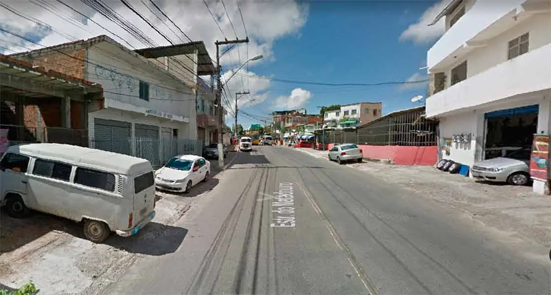 A manifestação está bloqueando os dois sentidos da pista na Estrada do Matadouro